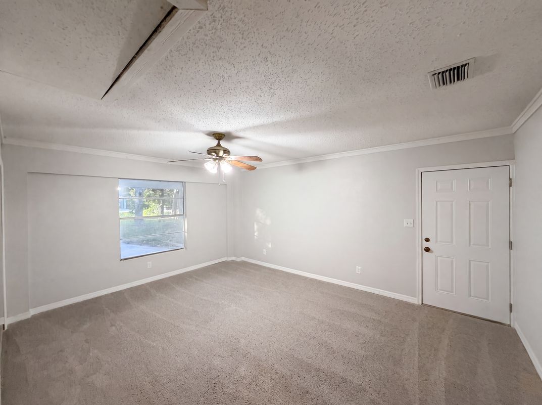 Photo 4 of 21 of 827 Dora Ave, Tavares, FL