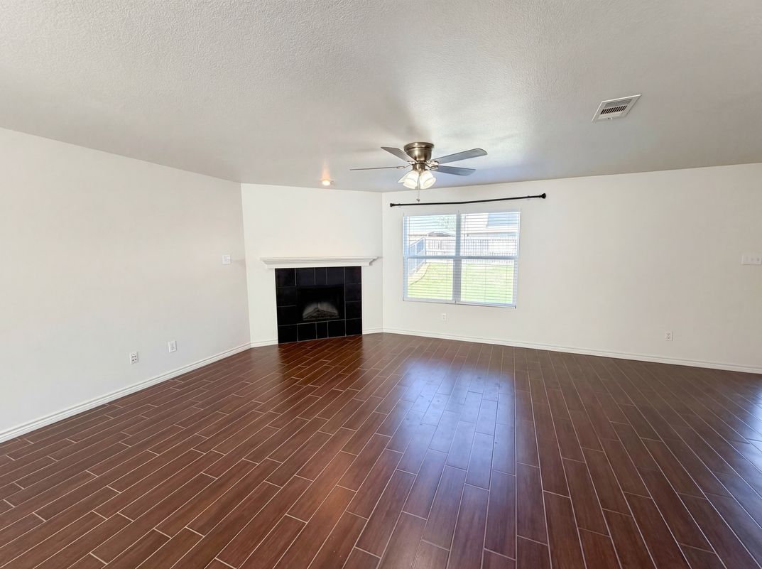 Property photo 3 of 2027 Pine Knot Dr