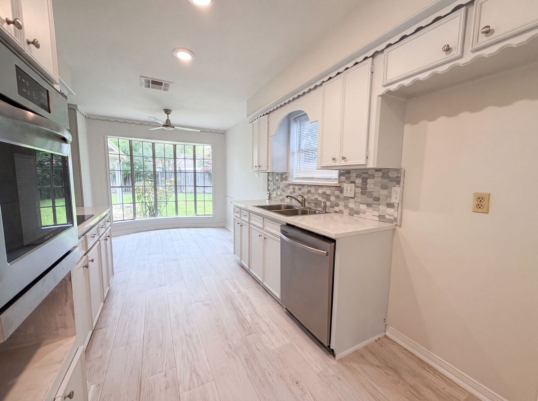 Photo 13 of 22 of 16338 Hollow Wood Dr, Houston, TX