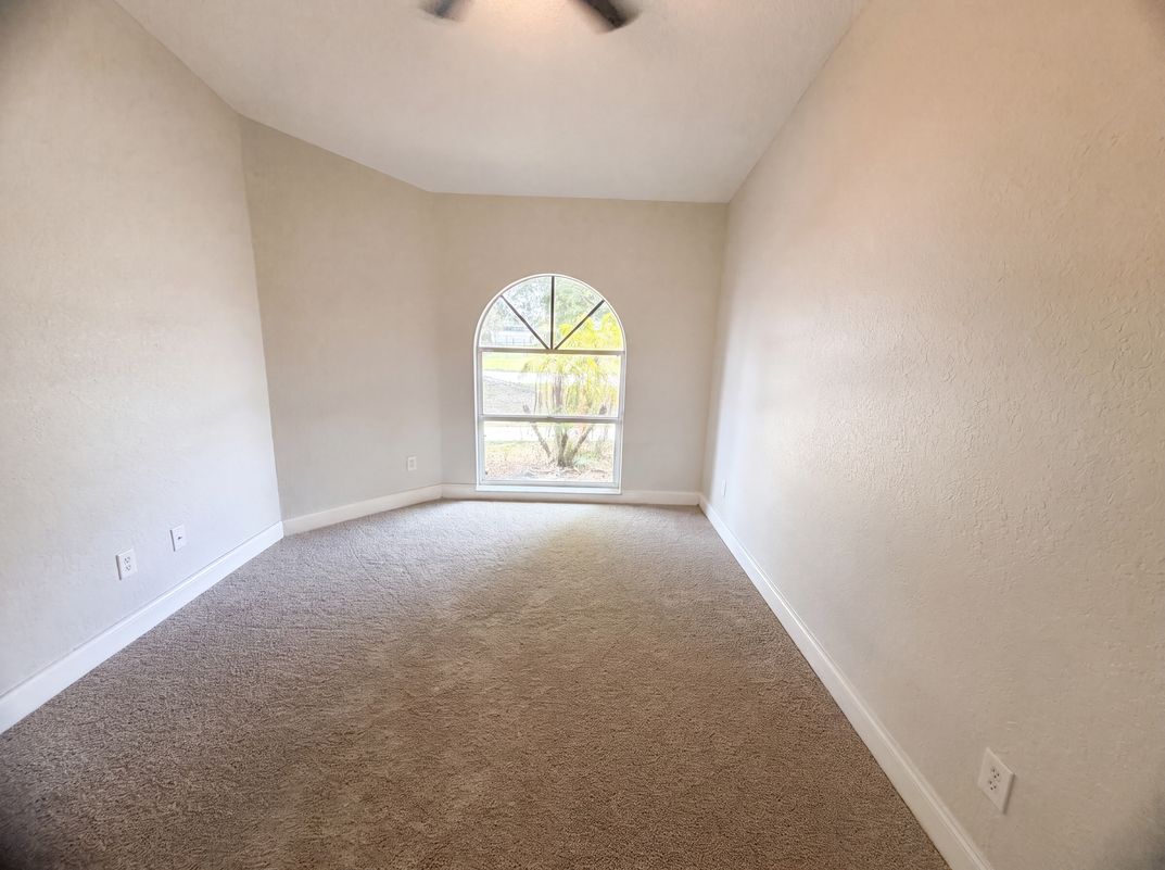 Photo 4 of 29 of 711 SE Celtic Ave, Port Saint Lucie, FL
