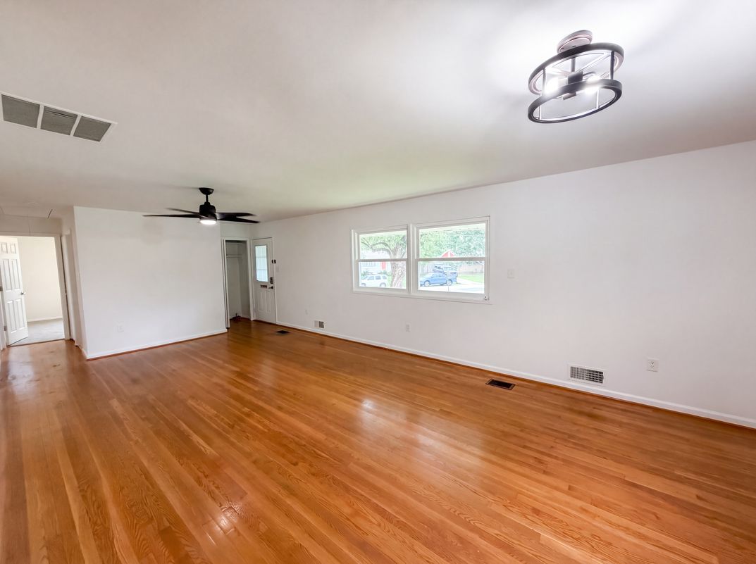 Photo 3 of 32 of 13512 Fitzhugh Ln, Woodbridge, VA
