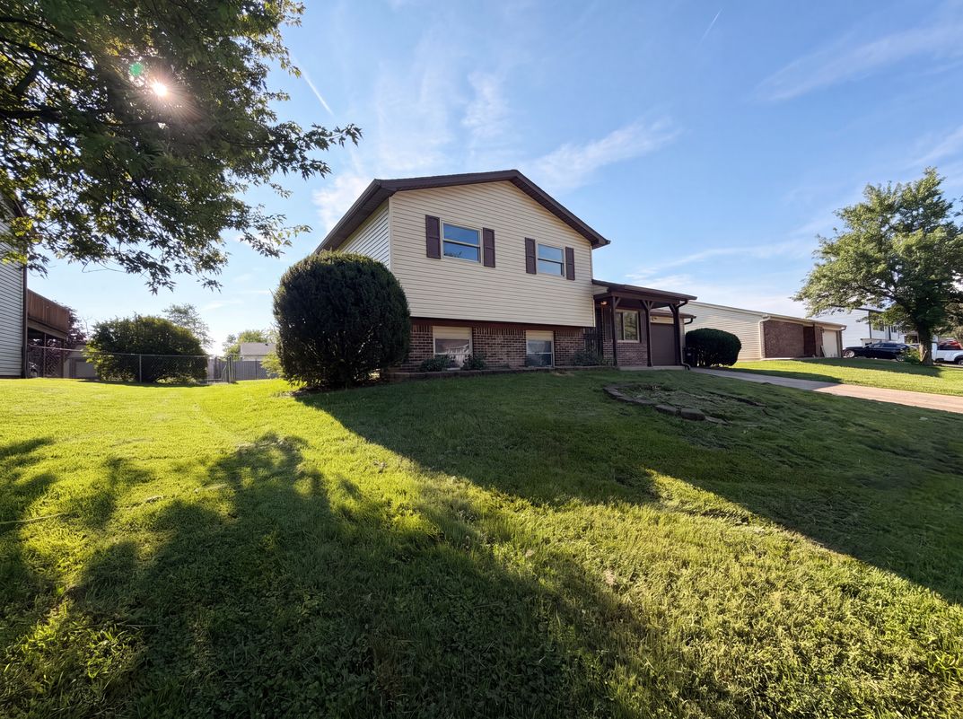 Photo 15 of 20 of 7533 Ardwell Dr, Indianapolis, IN