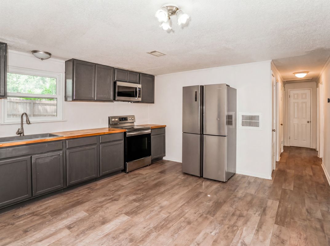 Photo 2 of 41 of 733 Sutton St, Jesup, GA