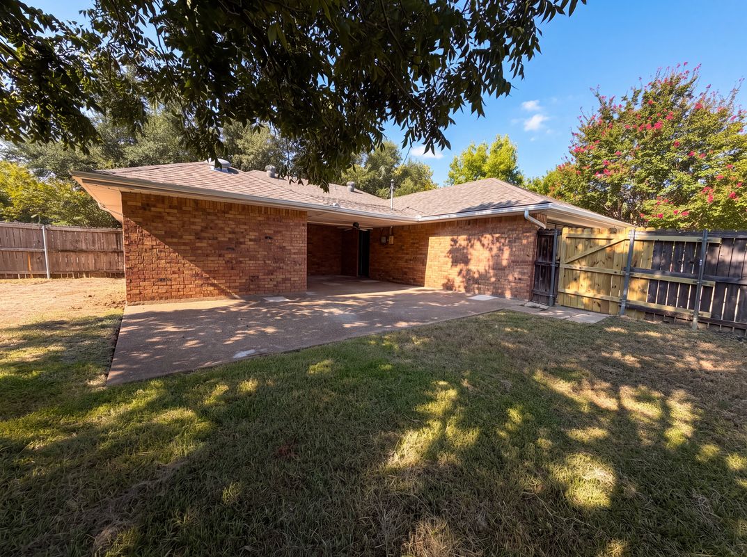Photo 5 of 18 of 1406 Tad St, Ennis, TX