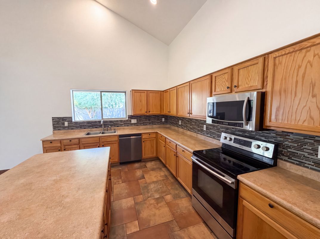 Photo 10 of 39 of 7428 S 15th Dr, Phoenix, AZ