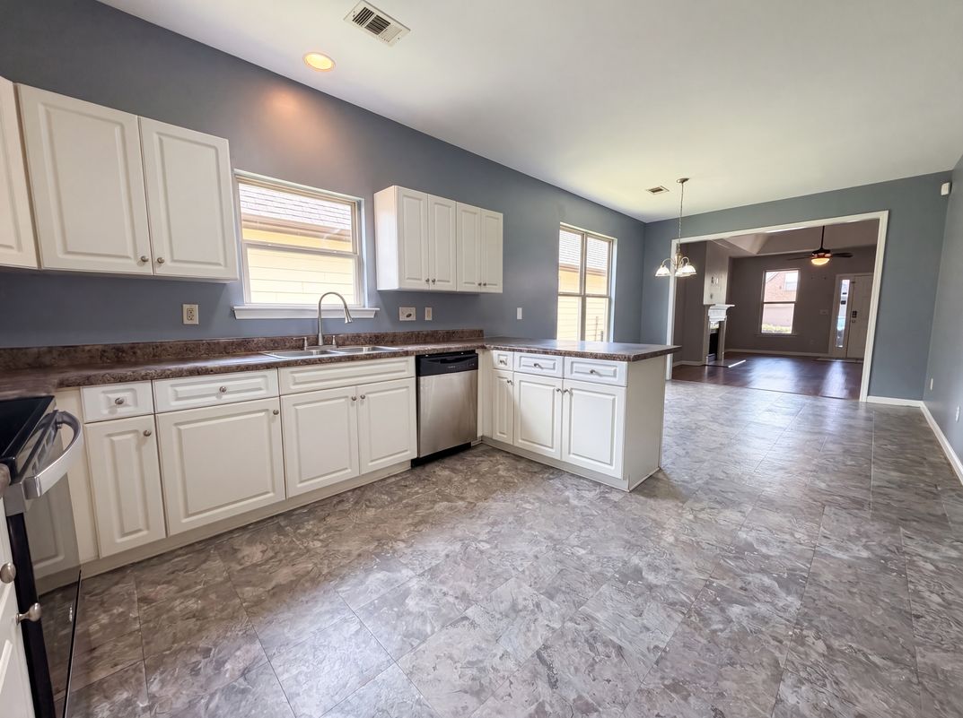 Photo 7 of 19 of 1124 Washington Dr, Moody, AL