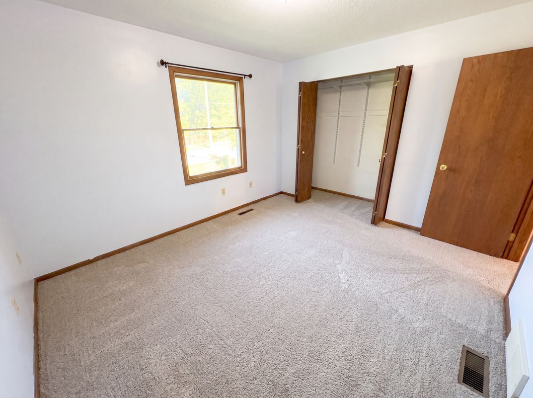 Photo 4 of 26 of 1720 24th Ave SE, Rochester, MN