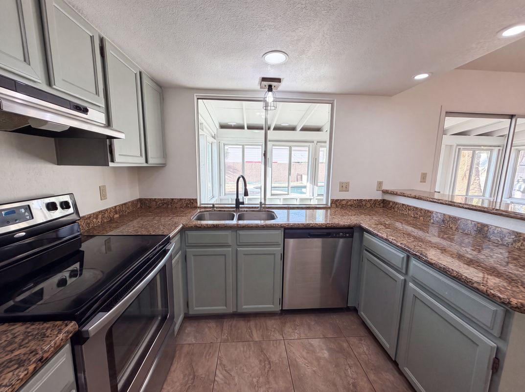 Photo 8 of 26 of 10501 W Loma Ln, Peoria, AZ