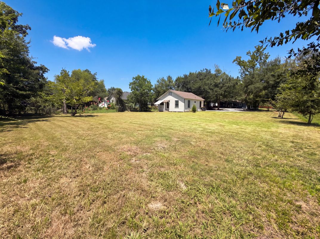 Photo 15 of 16 of 415 Mallie St, Conroe, TX