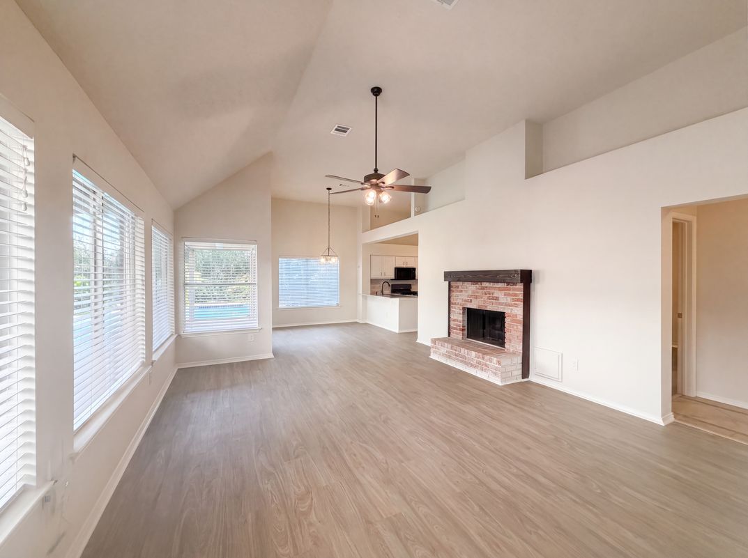 Photo 3 of 21 of 11823 Meadowchase Dr, Houston, TX
