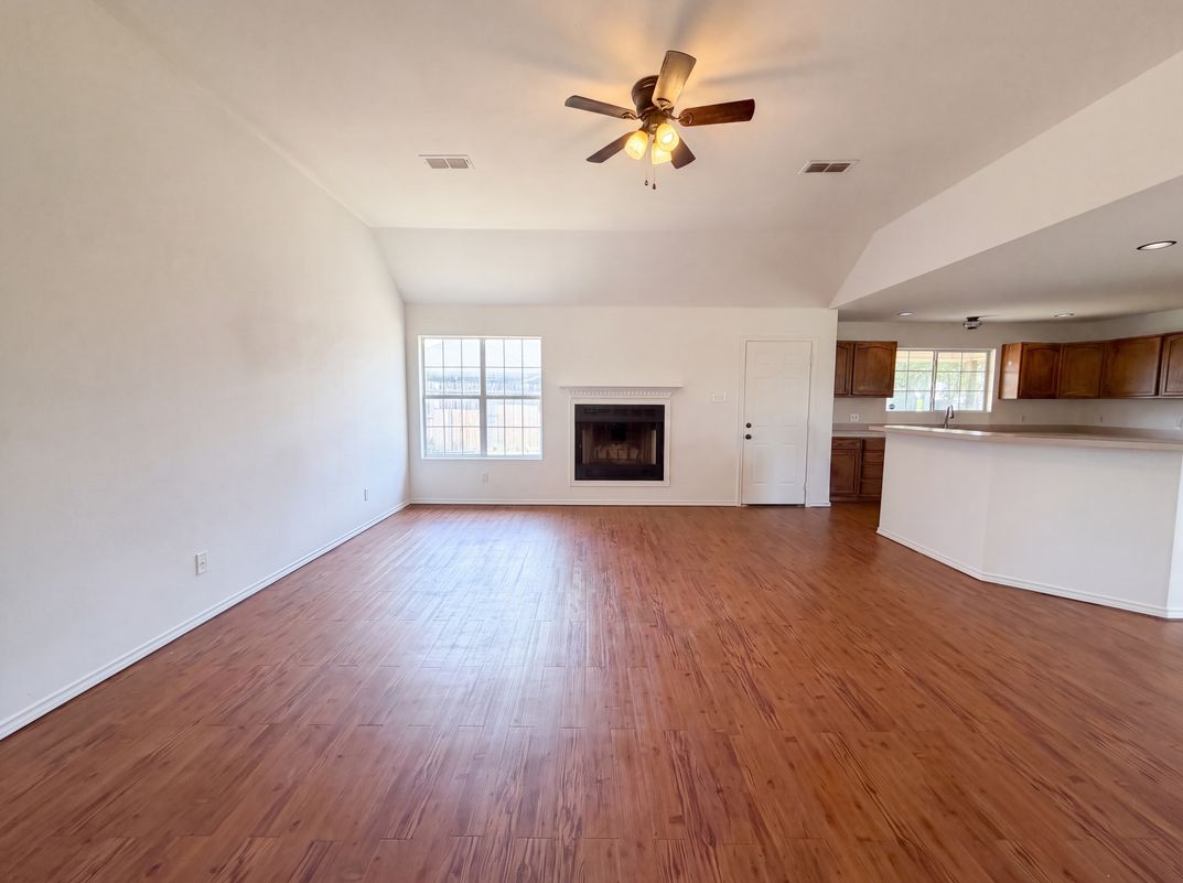 Photo 3 of 16 of 201 Driftwood Ct, Runaway Bay, TX