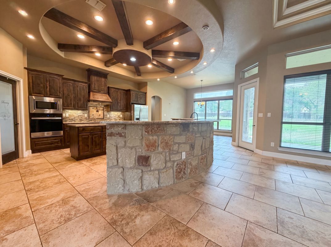 Photo 11 of 16 of 105 E Eden Vly, Adkins, TX