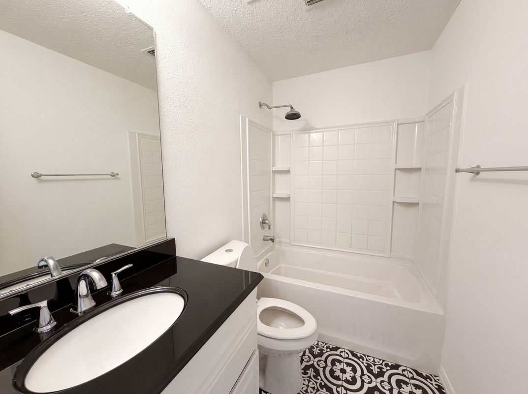 Photo 8 of 21 of 501 W Clover Park Dr, Fort Worth, TX