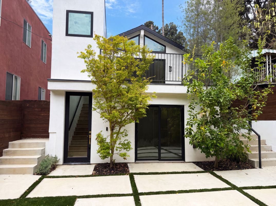 8723 Lookout Mountain Ave Los Angeles CA 90046
