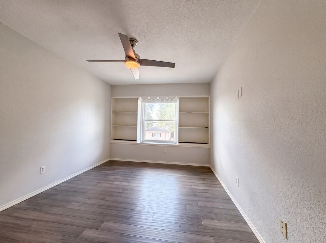 Photo 12 of 19 of 2831 Red Oak Dr, Grand Prairie, TX