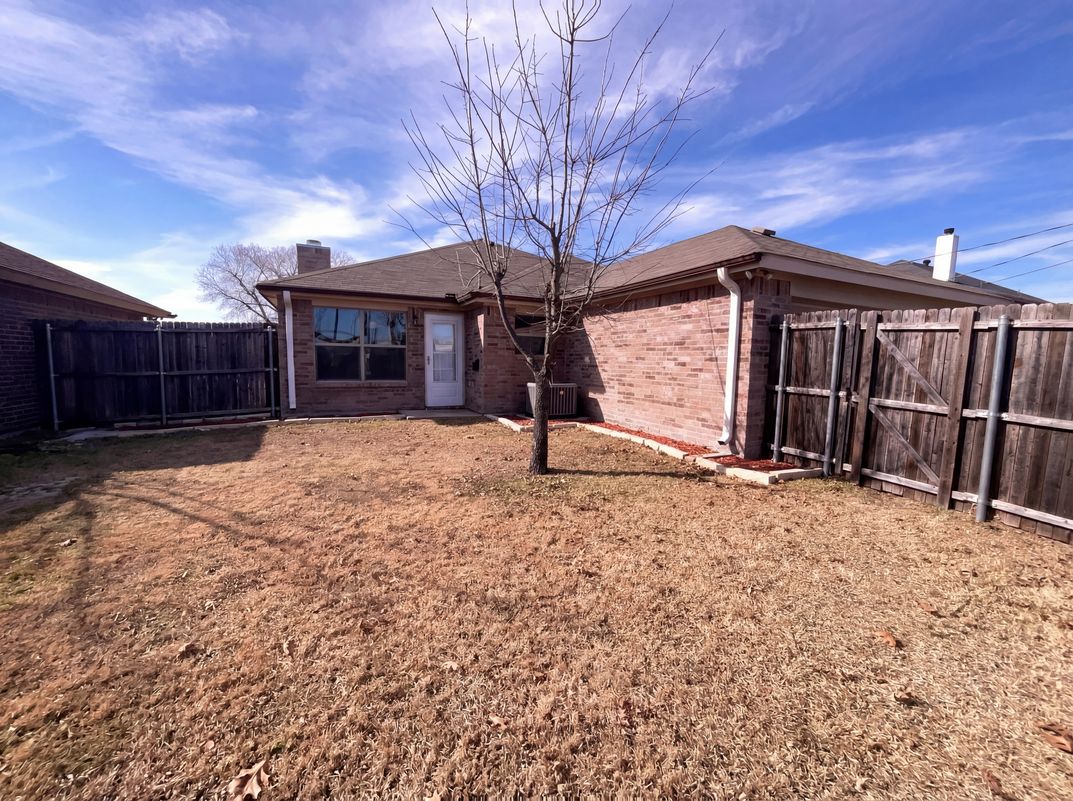 Photo 5 of 26 of 4522 Mariner Dr, Rowlett, TX