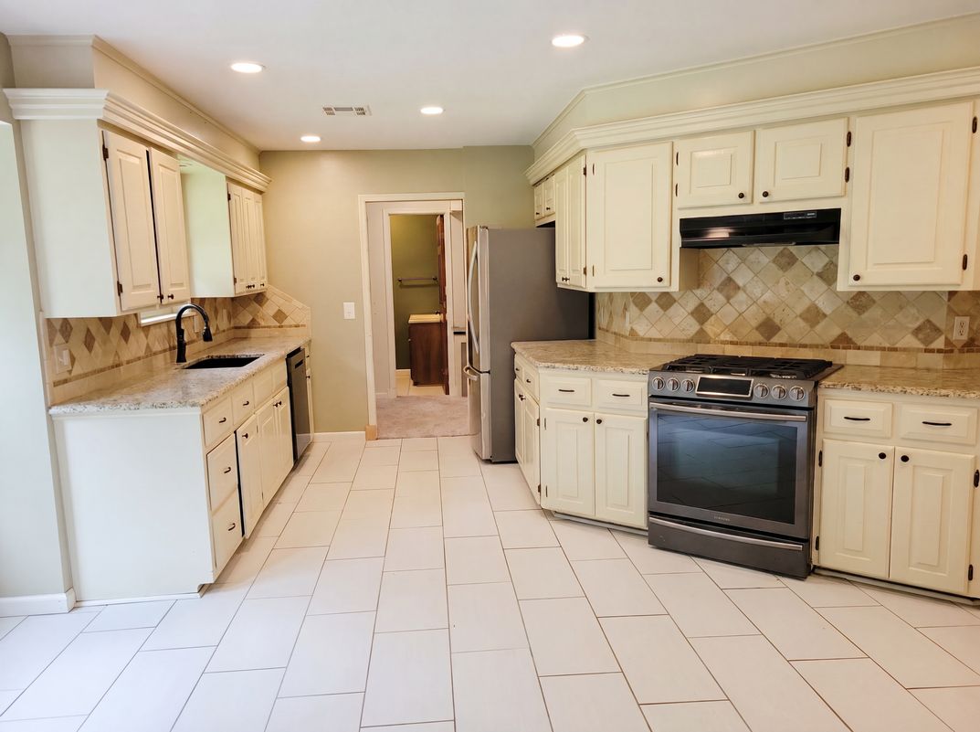 Photo 2 of 46 of 4600 Rolling Hills Dr, Bartlesville, OK