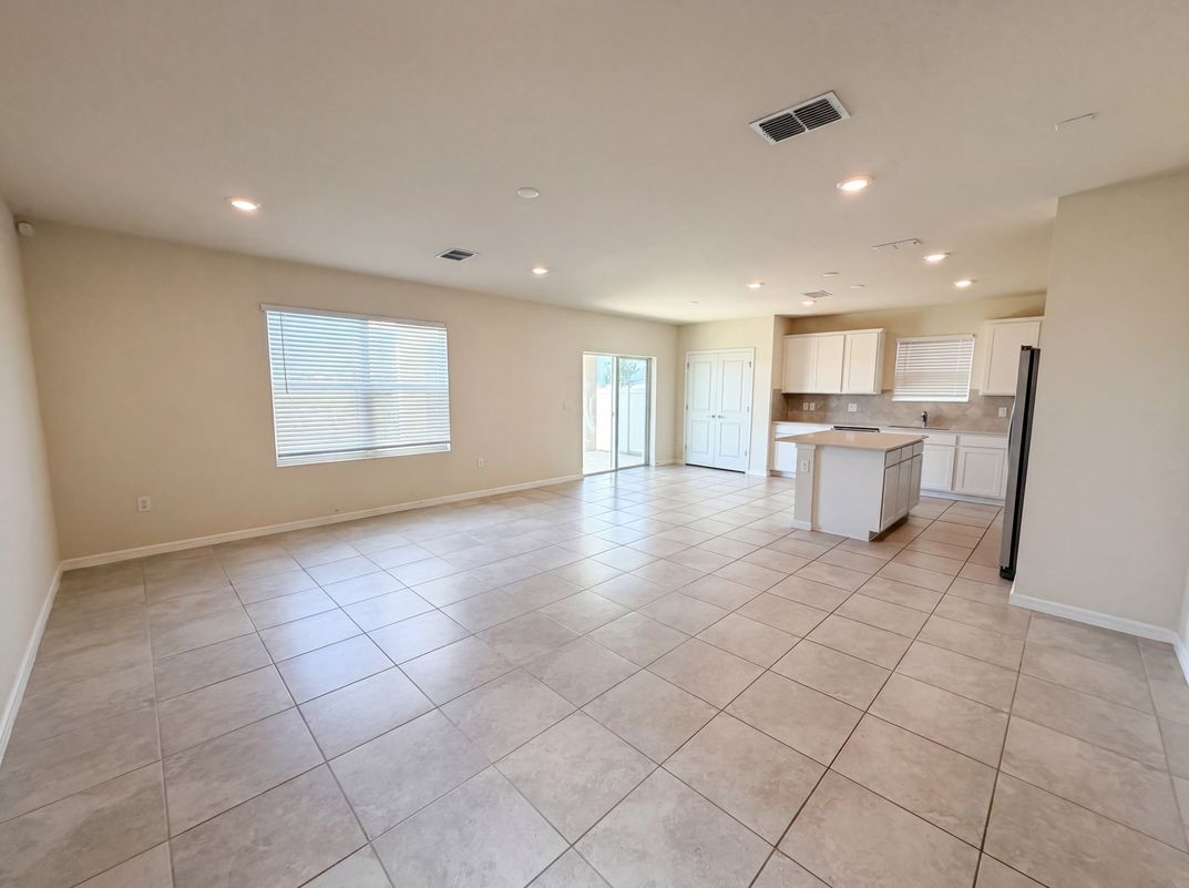 Photo 3 of 24 of 7768 Syracuse Dr, Clermont, FL