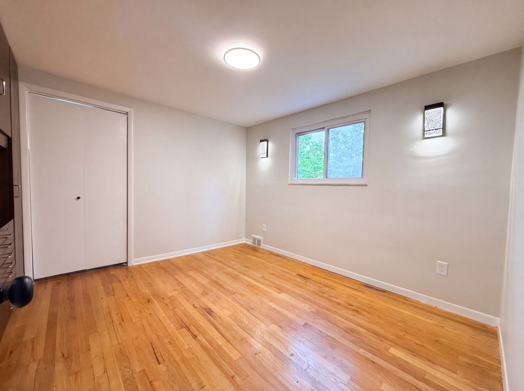 Photo 4 of 23 of 14743 Ronnie Ln, Livonia, MI