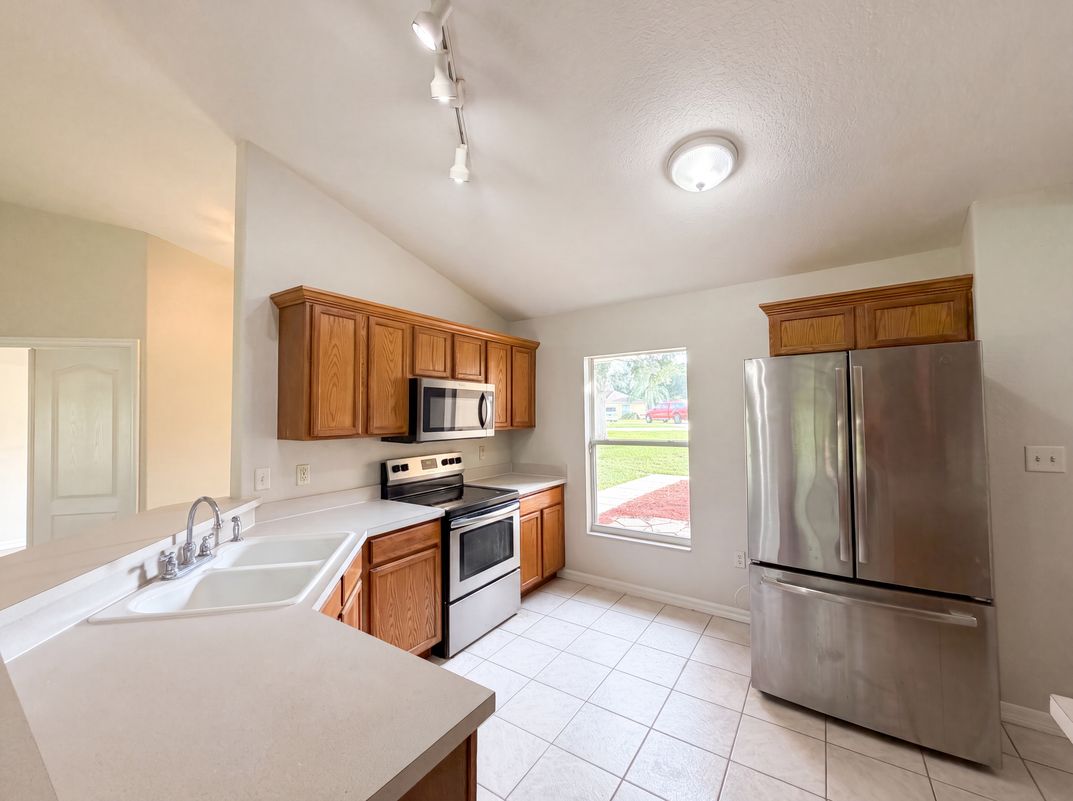 Photo 2 of 24 of 314 Dupont Cir, Howey In The Hills, FL