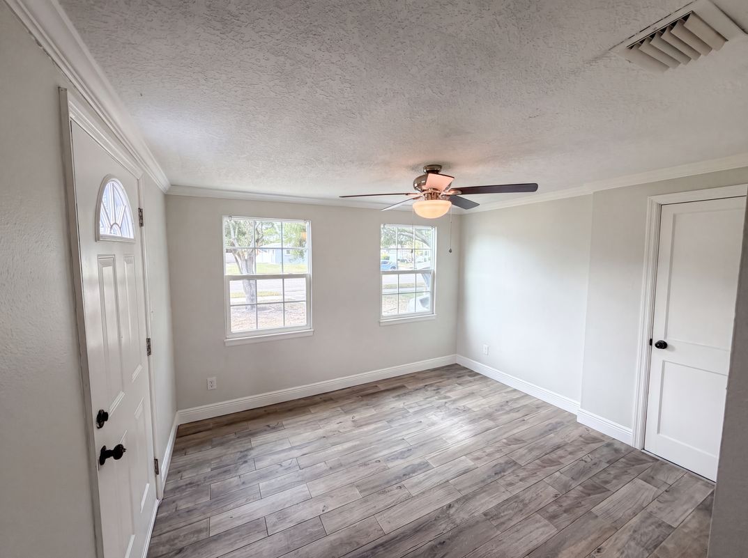 Photo 8 of 32 of 6129 5th Ave N, Saint Petersburg, FL