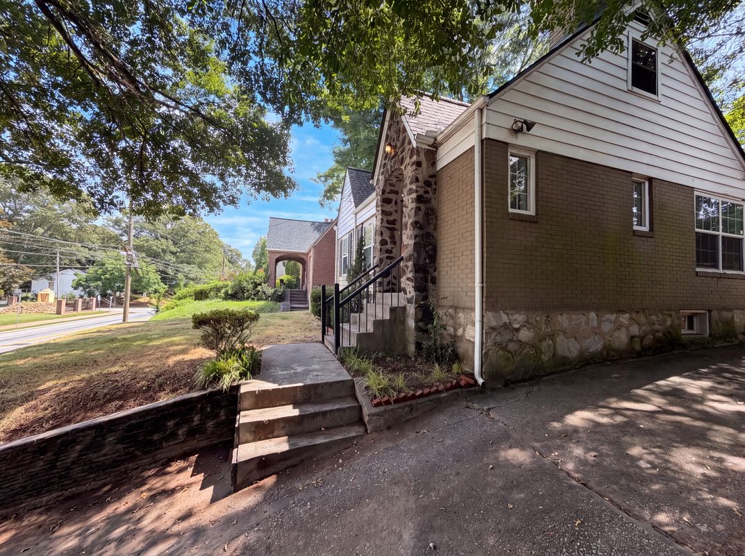 Photo 20 of 21 of 1773 Sylvan Rd SW, Atlanta, GA