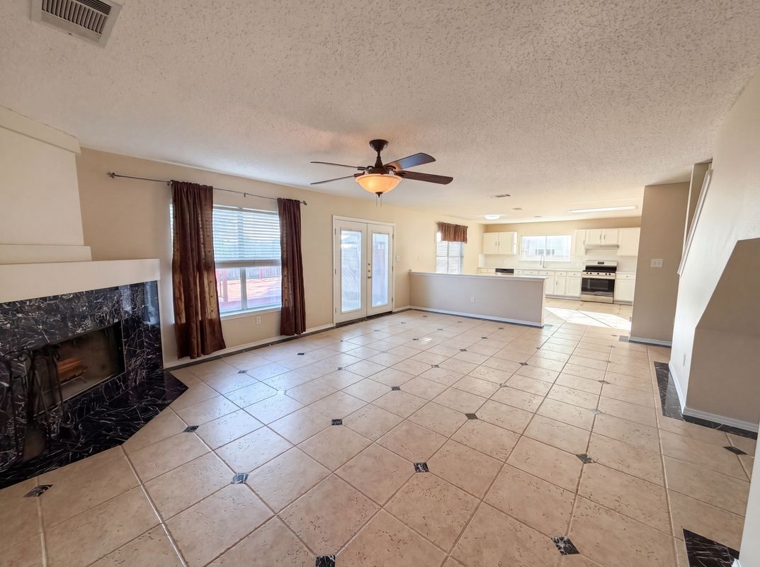 Photo 10 of 22 of 2727 High Point Dr, Round Rock, TX