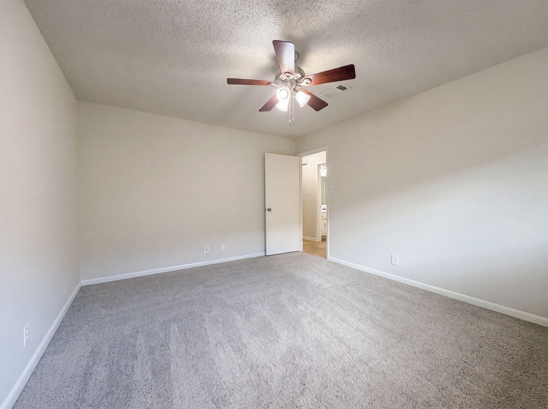 Photo 11 of 17 of 8 Sunnybrook St, Angleton, TX