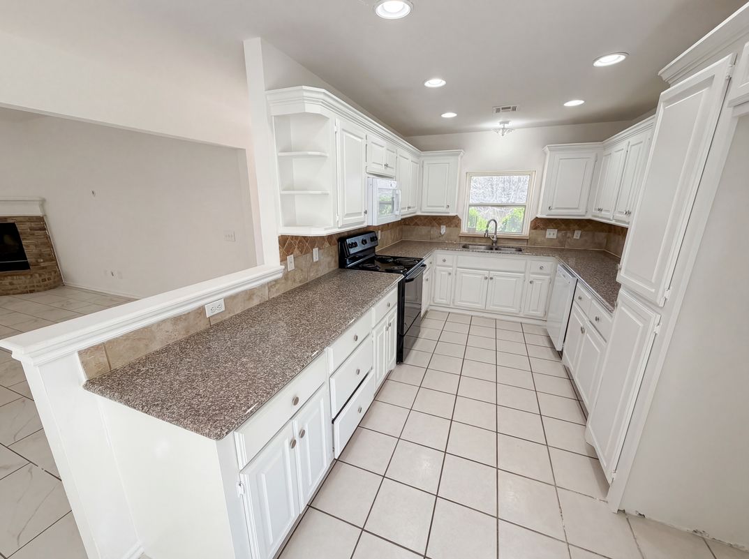 Photo 2 of 17 of 12917 Meadows Dr, Oklahoma City, OK