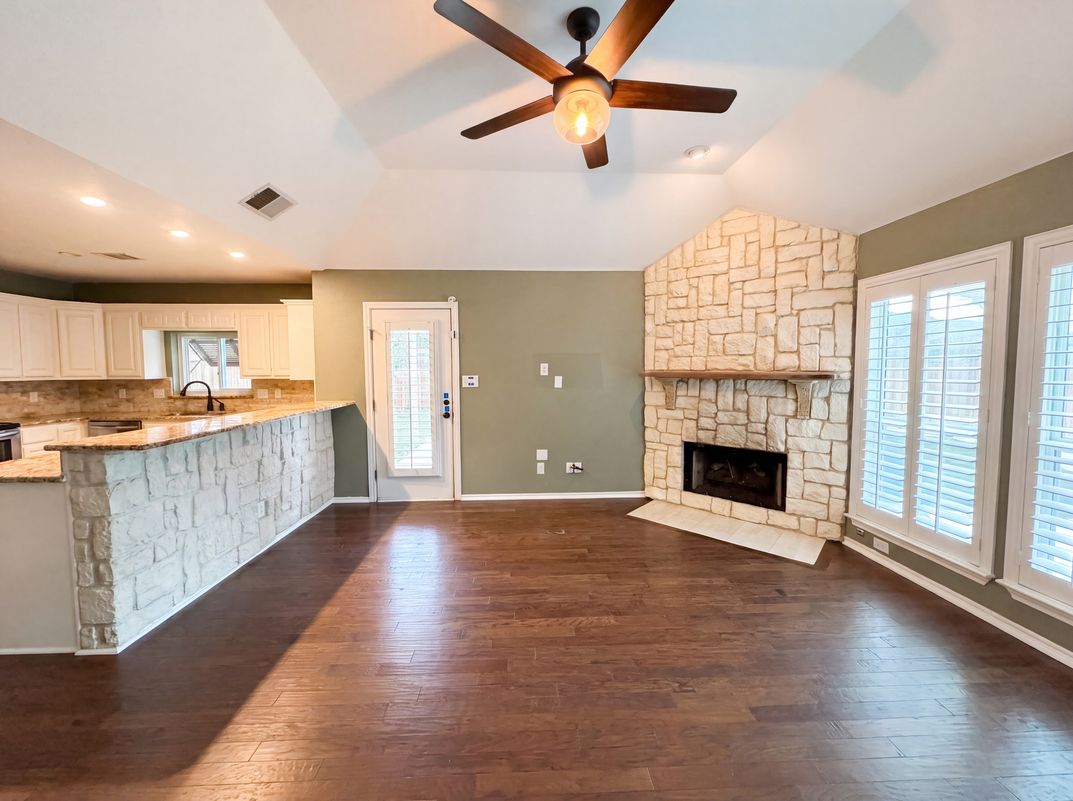 Photo 3 of 18 of 1416 Willow Wood Dr, Carrollton, TX