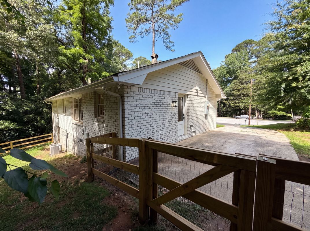 Photo 5 of 23 of 2320 Capehart Cir NE, Atlanta, GA