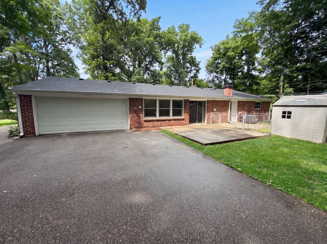 Photo 5 of 23 of 1537 W 74th Pl, Indianapolis, IN