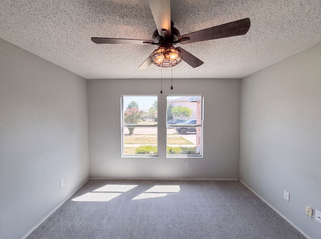 Photo 4 of 17 of 5244 New Castleton Ln, Fort Worth, TX