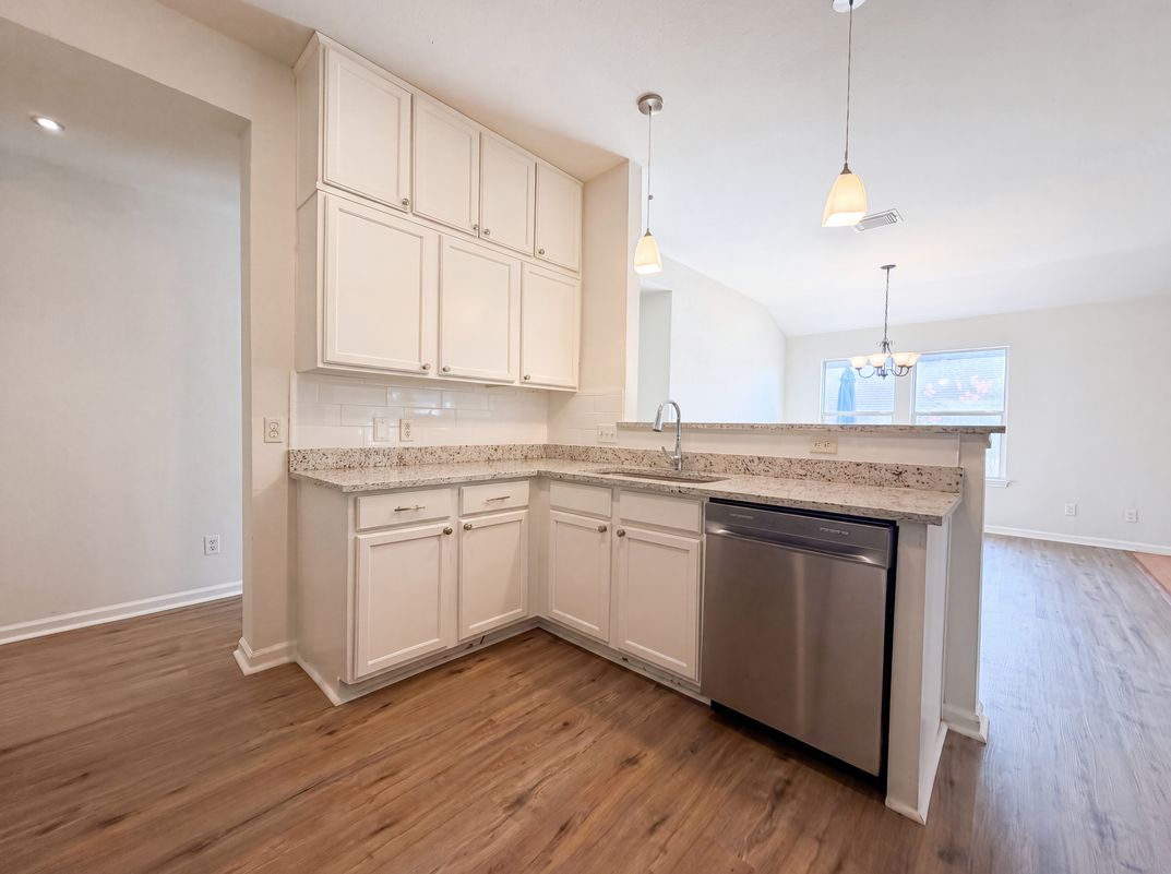 Photo 8 of 16 of 1620 Sunview Cir, New Braunfels, TX