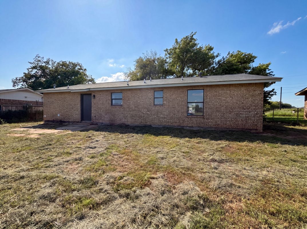 Photo 5 of 16 of 1308 Longhorn Dr, Floresville, TX