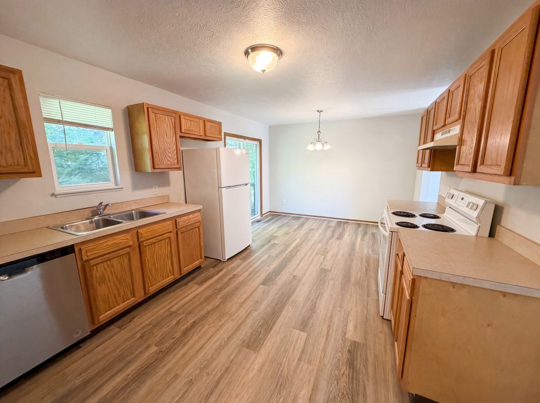 Photo 14 of 19 of 1004 Bellows St, Akron, OH