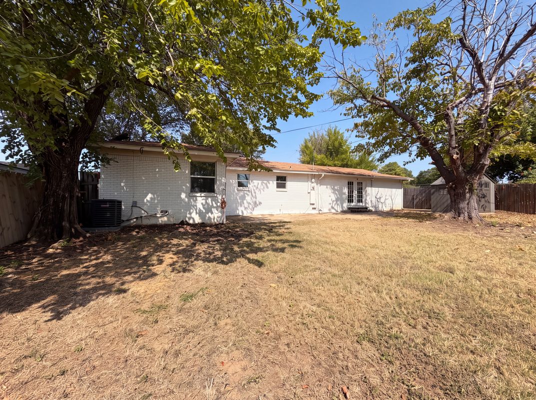 Photo 5 of 28 of 832 Central Dr, Bedford, TX