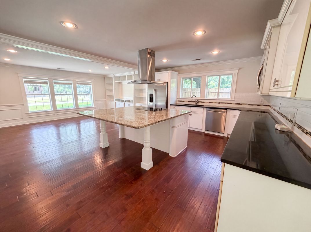 Photo 6 of 20 of 829 W 2nd North St, Summerville, SC