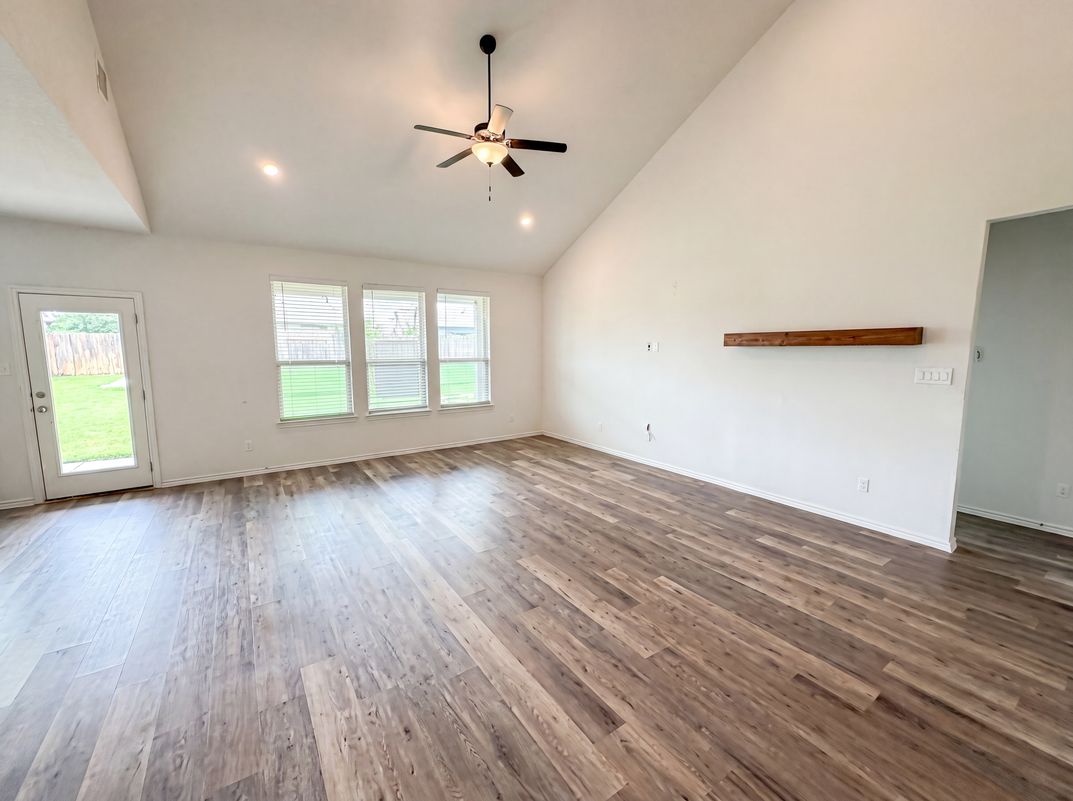 Photo 6 of 16 of 1308 Knowles Dr, Hutto, TX