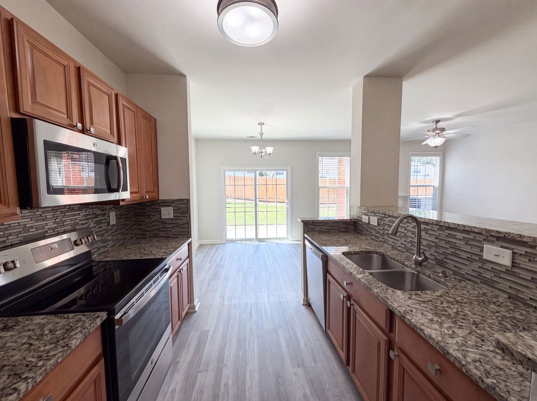 Photo 6 of 23 of 1019 Ivydale Cir, Lawrenceville, GA