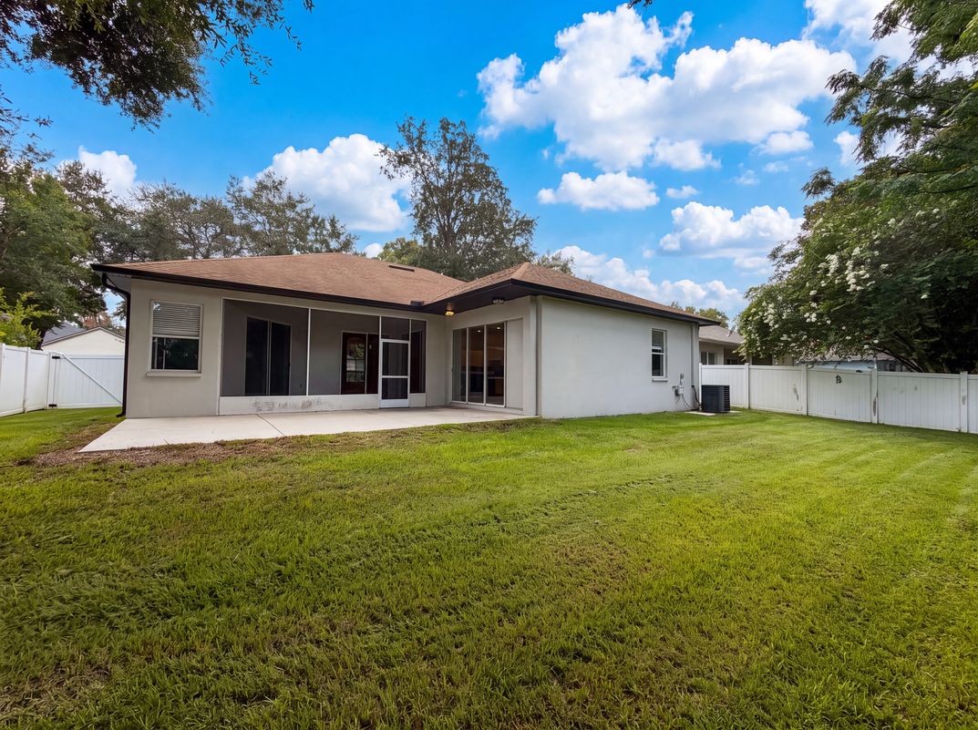 Photo 5 of 24 of 222 Taylor Bay Ln, Brandon, FL