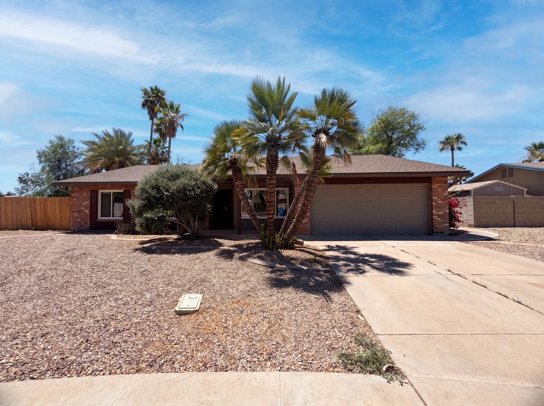 Property photo 1 of 1307 W Alamo Dr