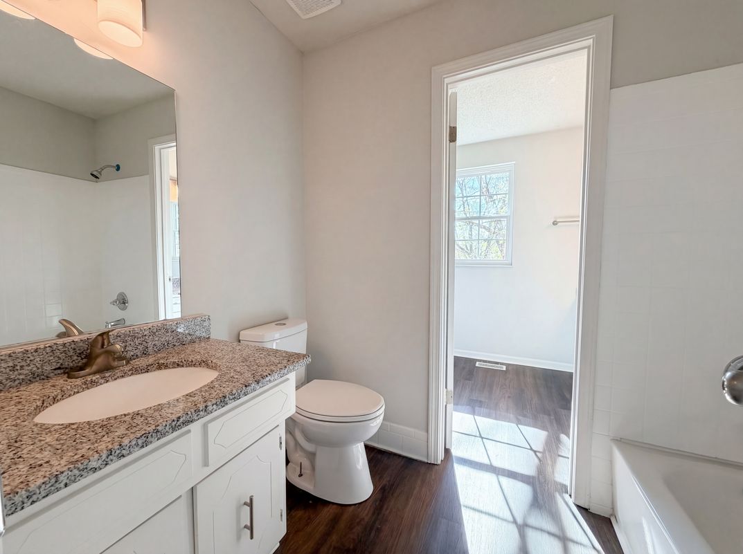 Photo 6 of 21 of 5148 Roxborough Dr, Hermitage, TN