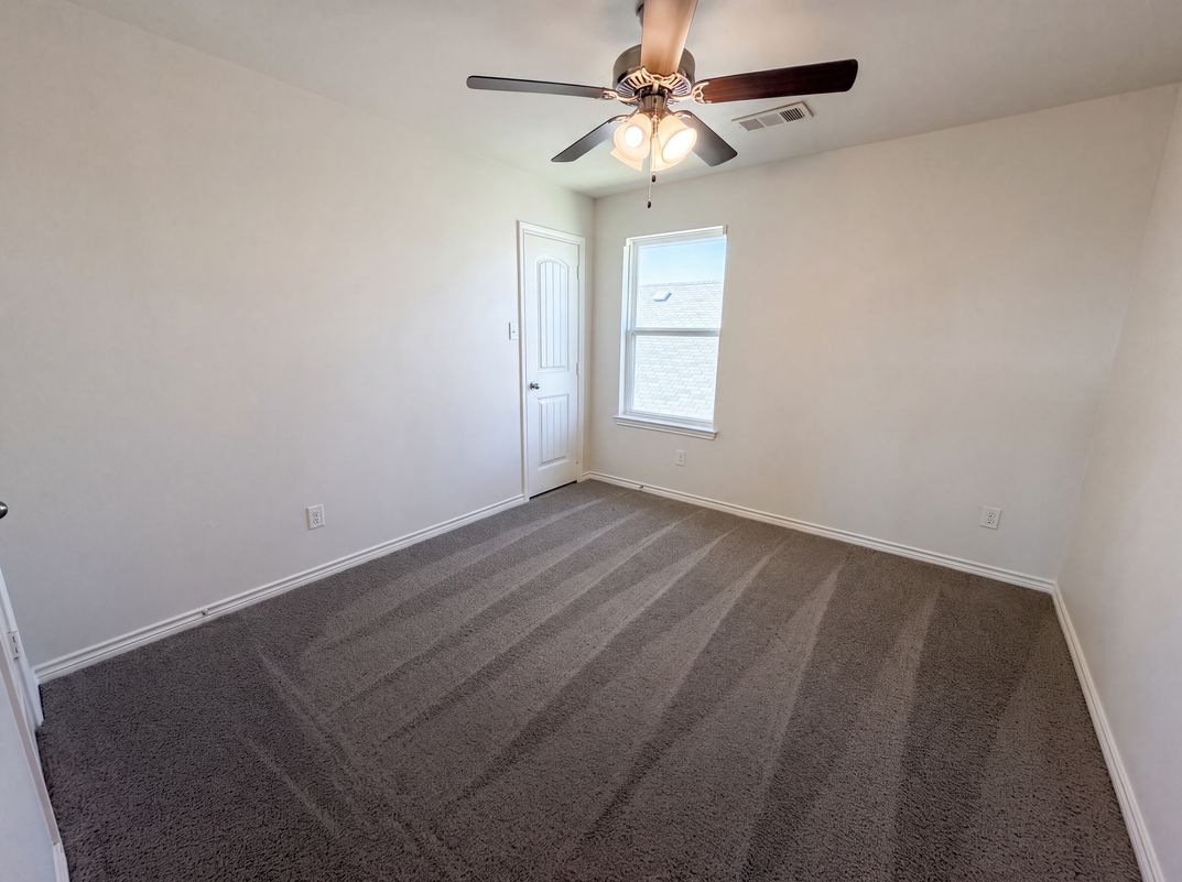 Photo 11 of 21 of 1713 Blue Jay Dr, Ennis, TX
