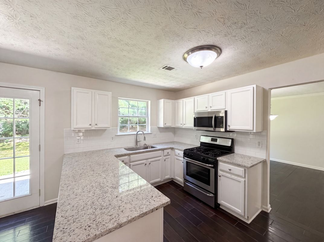 Photo 9 of 25 of 3582 Coveside Ct, Loganville, GA