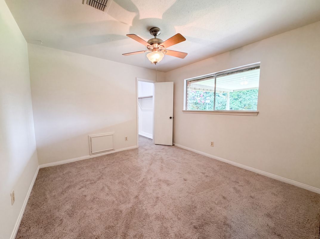 Photo 14 of 22 of 16338 Hollow Wood Dr, Houston, TX