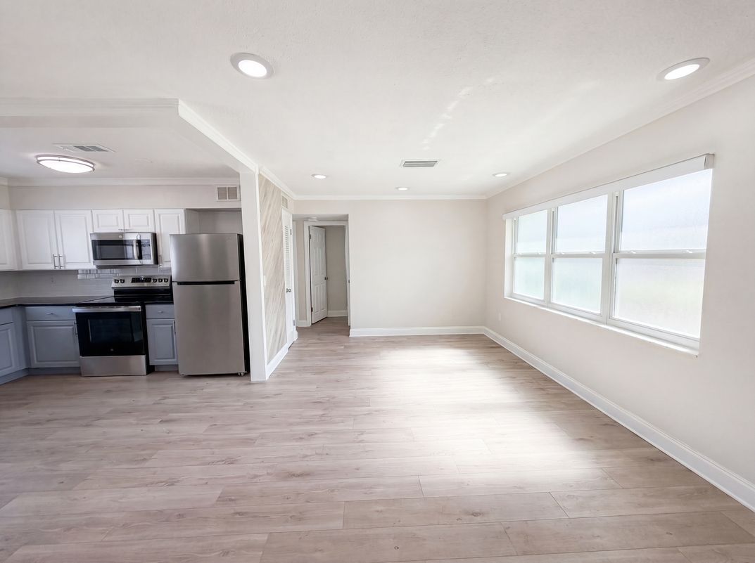 Photo 8 of 23 of 5306 3rd St W, Bradenton, FL