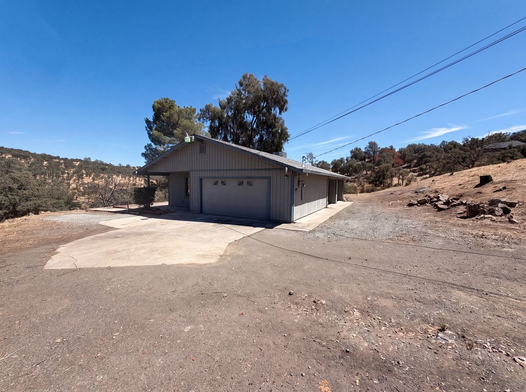 Photo 23 of 29 of 6041 Thornicroft Dr, Valley Springs, CA