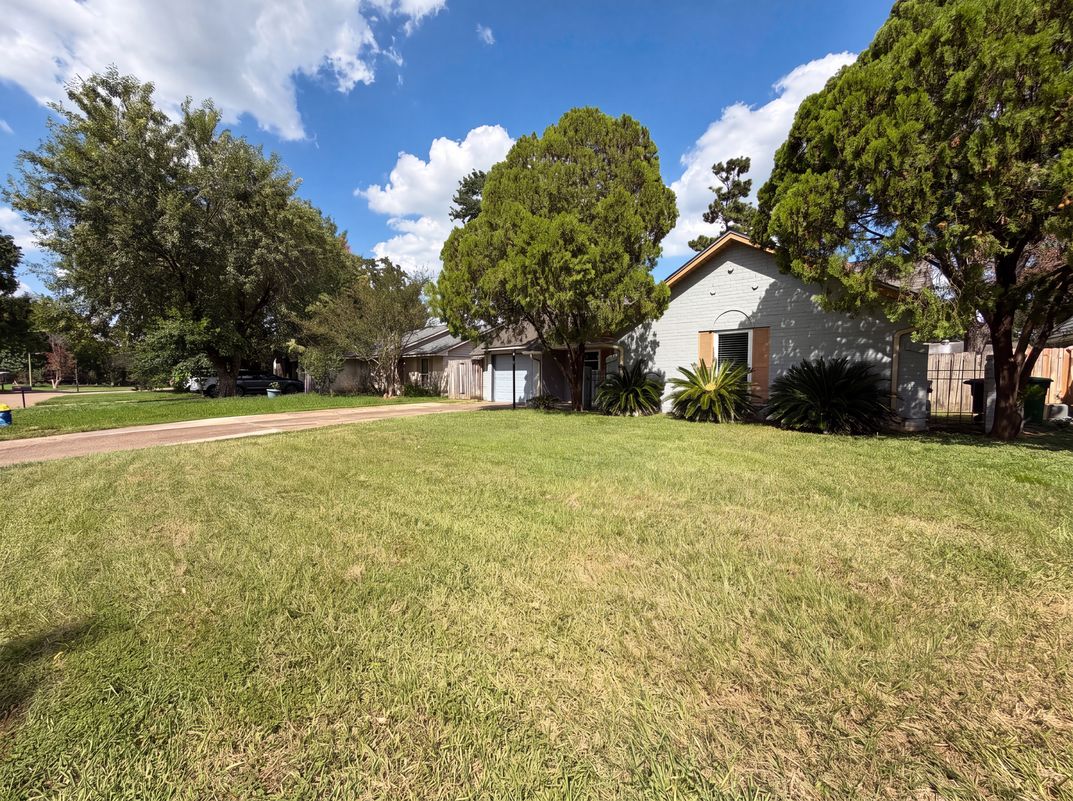 Photo 18 of 21 of 9314 Deanwood St, Houston, TX