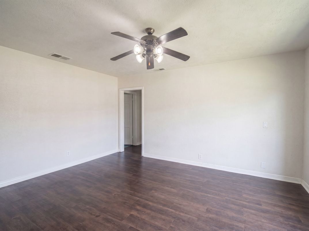 Photo 13 of 17 of 11216 Barbarosa Dr, Dallas, TX